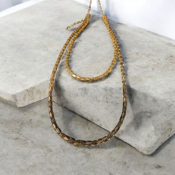 Jewelry - Vintage Heavy SNAKE Like Antique Gold Tone Metal Necklace.